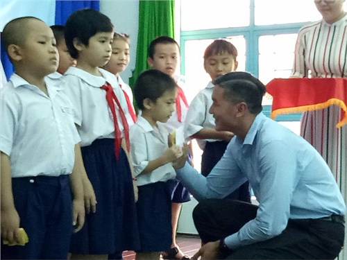 Lễ trao học bổng hỗ trợ học sinh nhân dịp năm học mới 2017-2018